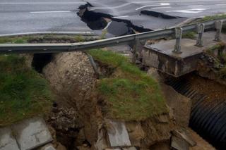 Nawałnice i burze w Świętokrzyskiem. Ponad 200 interwencji strażaków. Droga w Ćmielowie całkowicie zniszczona [ZDJĘCIA].