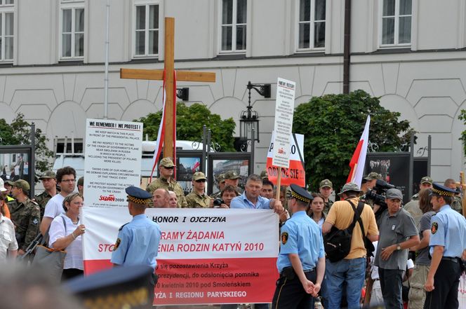 15. rocznica katastrofy smoleńskiej. Burzliwa historia krzyża sprzed Pałacu Prezydenckiego