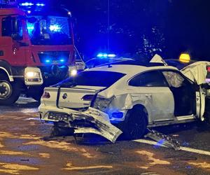 Tragiczny wypadek na Trasie Łazienkowskiej. Volkswagen wbił się w auto rodziny z dziećmi. Jedna osoba nie żyje