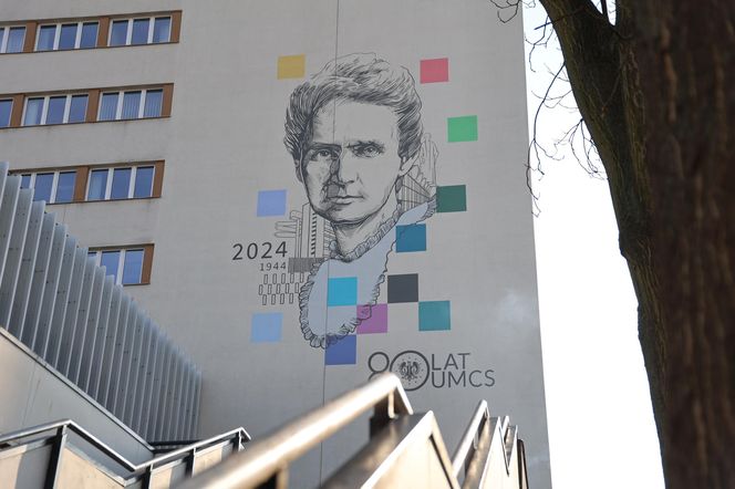 Na gmachu WPiA UMCS można podziwiać mural z wizerunkiem Marii Curie-Skłodowskiej 