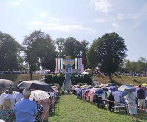 Rocznica koronacji Matki Bożej Kębelskiej w Wąwolnicy. Pojawiło się tysiące wiernych. Zobacz