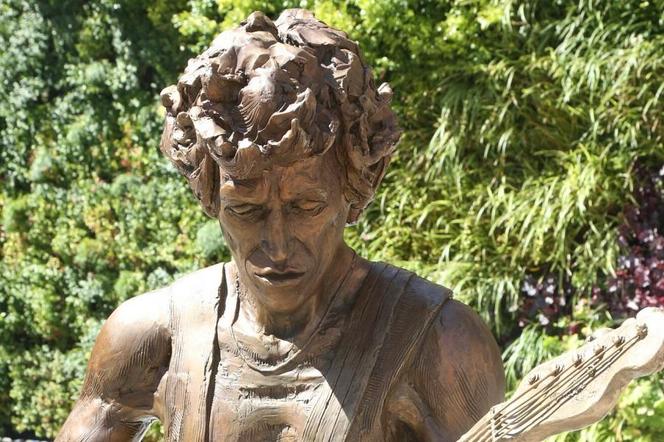Mick Jagger i Keith Richards mają własne rzeźby w rodzinnym mieście! Widzicie podobieństwo?