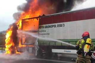 Ogromny pożar tira w Jeleniej Górze. Kłęby dymu nad obwodnicą 