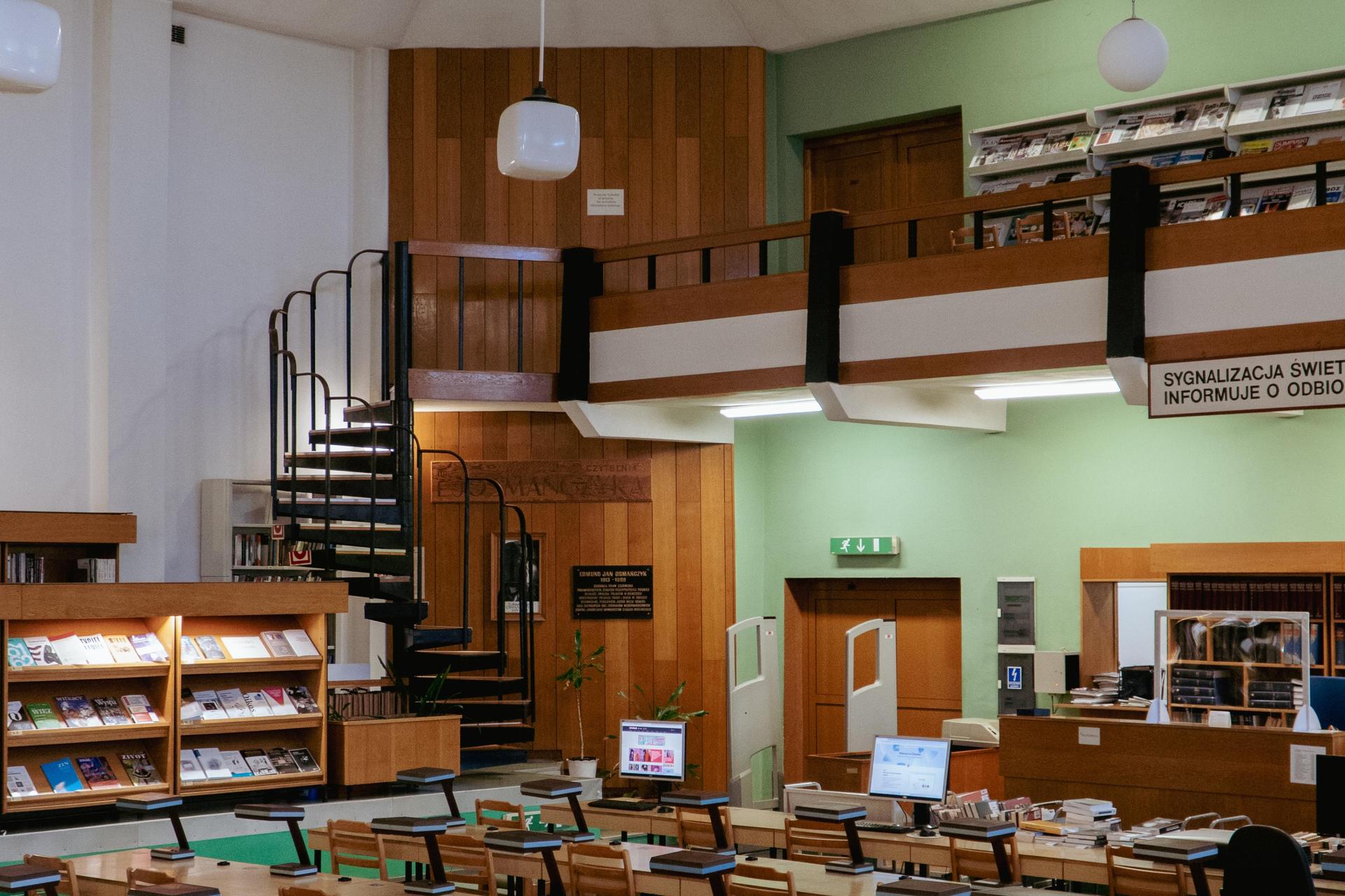 Biblioteka Uniwersytetu Opolskiego - zdjęcia. Zobacz zachowane wnętrza z lat 70.