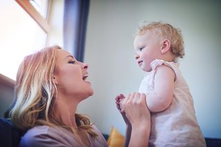 Jak dziecko uczy się mówić? Zobacz, co dzieje się w jego głowie zanim pierwszy raz powie „mama”