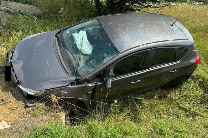 Makabryczny wypadek pod Żywcem. Kierowca zjechał z drogi i uderzył w przepust. Mężczyzna nie żyje 