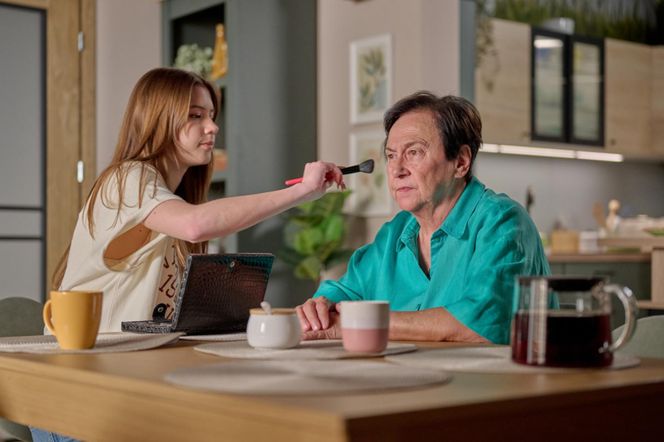 Na Wspólnej, odc. 4064. Helena (Małgorzata Peczyńska), Mania (Zuzanna Kaszuba)