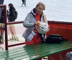 Na nartach podjadała mężowi frytki
