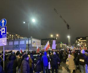 Przed siedzibą TVP odbył się protest. Uczestnicy skandowali Wolne media!