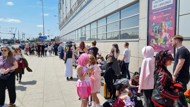 Pyrkon 2025. Tłumy uczestników przed MTP  