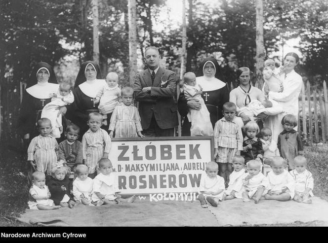 Fotografia grupowa dzieci i opiekunek z fundatorem żłobka Kazimierzem Rosnerem; 1921 - 1939 r..