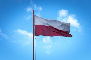 Wieszasz flagę w ten sposób? Popełniasz wielki błąd. Jak wieszać polską flagę? [INSTRUKCJA]