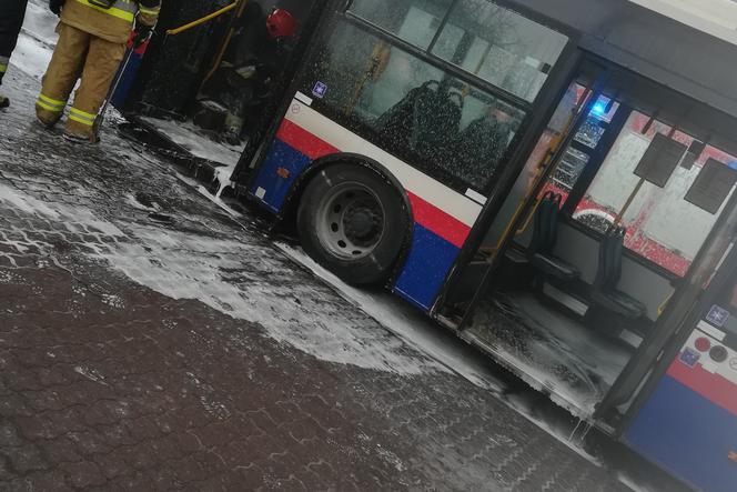 Uwaga! Pożar autobusu komunikacji miejskiej w Bydgoszczy! [AKTUALIZACJA, ZDJĘCIA]