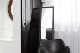 Fotel RM58 w projekcie sypialni