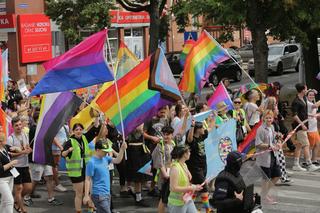 Marsz Równości w Olsztynie 2022. Wielobarwna parada przeszła ulicami miasta [ZDJĘCIA]