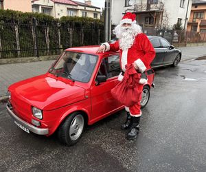 Mikołaj do Nowego Sącza przyjechał małym fiatem. Akcja Sądeckich Maluchów [ZDJĘCIA]