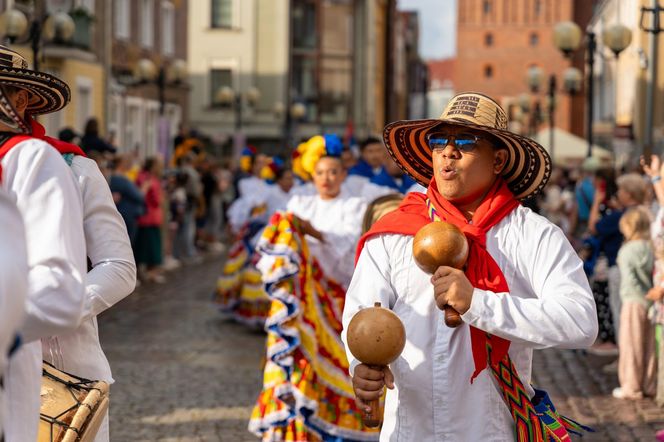 Dni Folkloru w Olsztynie 2025. Ulicami Starego Miasta przeszedł barwny korowód