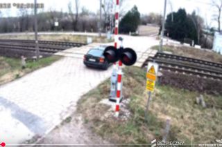 O krok od tragedii. Samochód zepsuł się im na przejeździe. LIczyły się sekundy