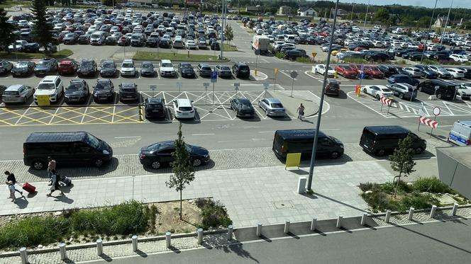 Zazieleniony teren parkingu i pasażu przed terminalami Katowice Airport