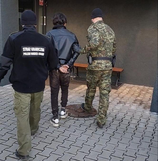 Powiat żywiecki. Przemytnik, który nielegalnie przewoził ludzi  osadzony w areszcie. Nowe fakty w sprawie czwartkowej akcji pograniczników 