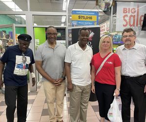 Robili zakupy na koszt milionera z Chicago