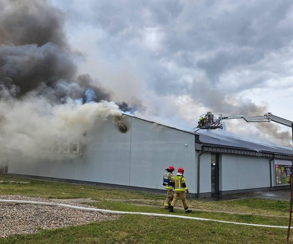Potężny pożar Biedronki w Buku! Na miejscu 24 zastępy straży pożarnej