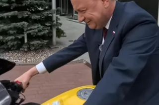 Mariusz Błaszczak na motorze. Tajemniczy motocyklista z Warszawy zaprasza polityków na rozmowy 