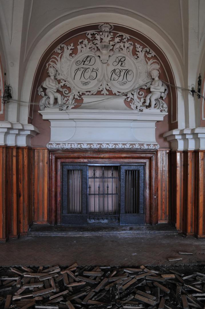 Pałac Sobieszów przed remontem – kominek