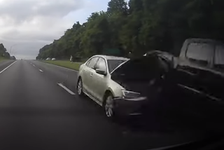 Wrąbał się z impetem w tył pickupa. Groźny wypadek na autostradzie - WIDEO