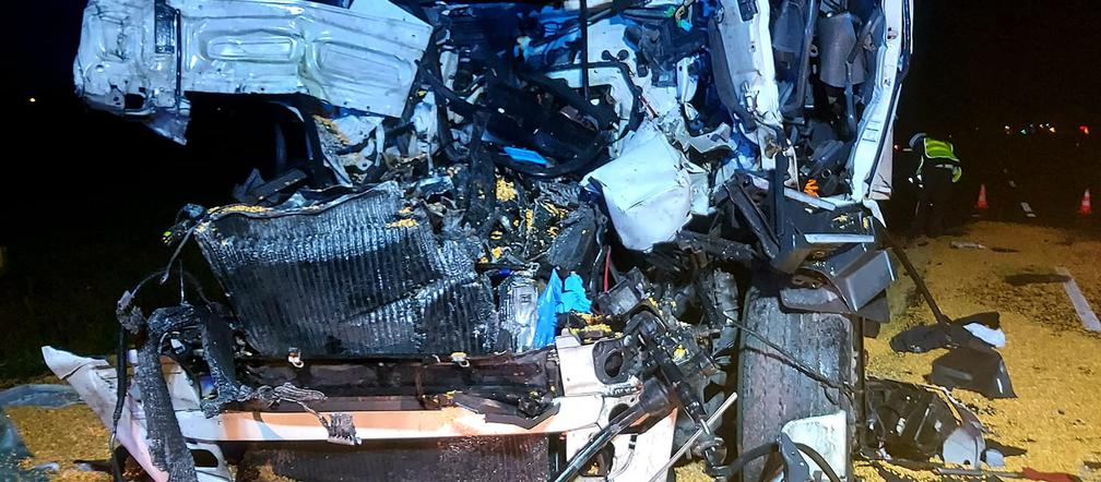 Potężne zderzenie tira i ciągnika pod Sierpcem! 36-latek zginął w roztrzaskanej kabinie [ZDJĘCIA]