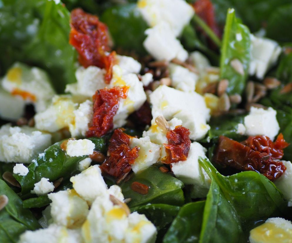 Zielona petarda! Sałatka ze szpinaku z suszonymi pomidorami i fetą