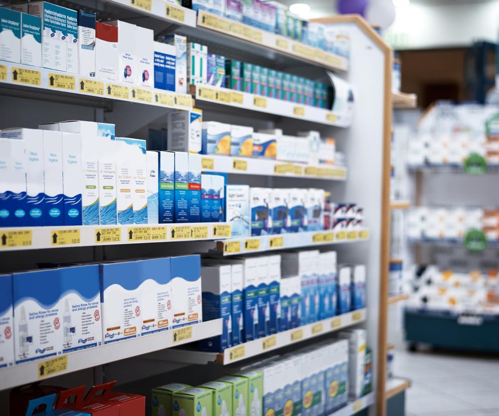 Leki na półkach w aptece