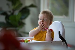  Jak kroić maluszkowi jedzenie, by uniknąć zadławienia? Ratowniczka wyjaśnia