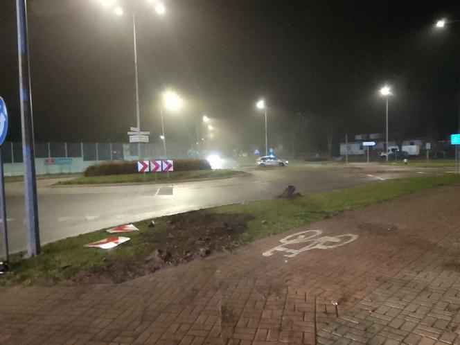 Człuchów: Pijany kierowca zdemolował rondo. Miał 1,5 promila [ZDJĘCIA]