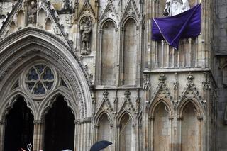 Pierwszy pomnik Elżbiety II po jej śmierci. Odsłonił go Karol III [ZDJĘCIA]