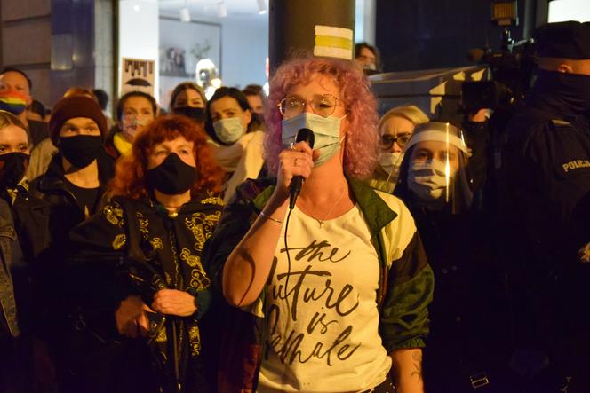 Protest kobiet w Katowicach. Tłumy strajkują przeciwko zakazowi aborcji