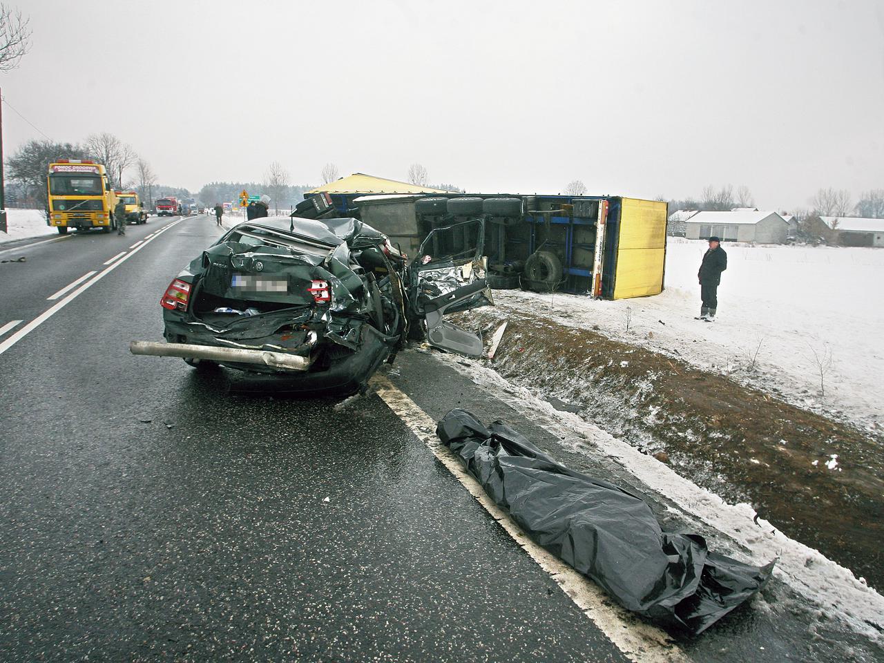 TIR zmiażdżył osobówkę