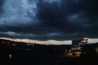 Niebezpieczne burze i alert trzeciego stopnia na Dolnym Śląsku. Tak to wygląda z Waszych okien [ZDJĘCIA]