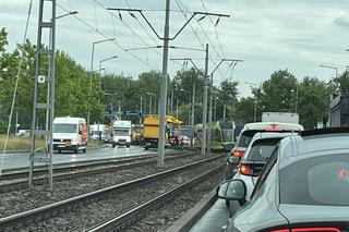 Poznań, ulica Jana Pawła II: samochód w torowisku