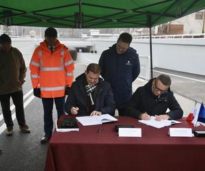 Oblali nowy tunel szampanem! Wyśmienite humory urzędników w Sulejówku 