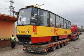 Załadunek tramwajów, które zostaną przekazane do Ukrainy