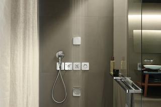 Szara łazienka w prysznicem w stylu nowoczesnym