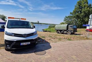 Martwe ryby pływają w Odrze. Strażacy stawiają tamy