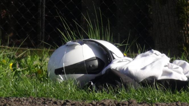 Tragiczny wypadek w Łazach. Motocyklista zderzył się z osobówką. Jedna osoba nie żyje