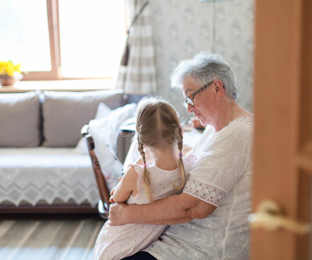 babcia rozmawia z wnuczką