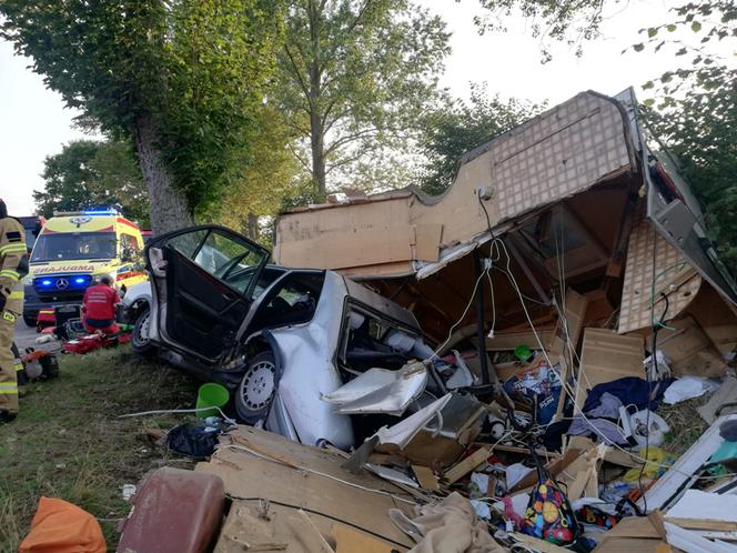 Śmiertelny wypadek auta z przyczepą kempingową w powiecie braniewskim. Nie żyje 35-latek