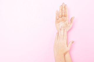 Peeling do rąk - poprawia krążenie i wygładza skórę [PRZEPISY]