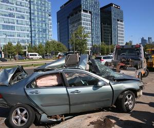 Wypadek w Alejach Jerozolimskich. Samochód uderzył w autobus. Kierowca osobówki nie żyje