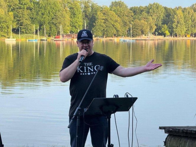 Poseł Michał Wójcik chce być nowym Elvisem Presleyem