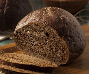 Domowy pumpernikiel: dobry przepis na ciemny chleb